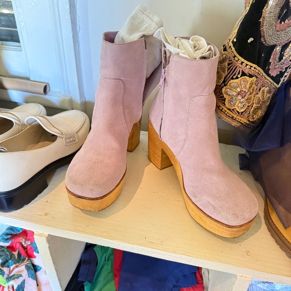 Wonderful nearly new pink- lavender suede boots - Picture 1 of 4